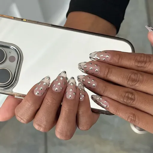 Полька-дот на нігтях