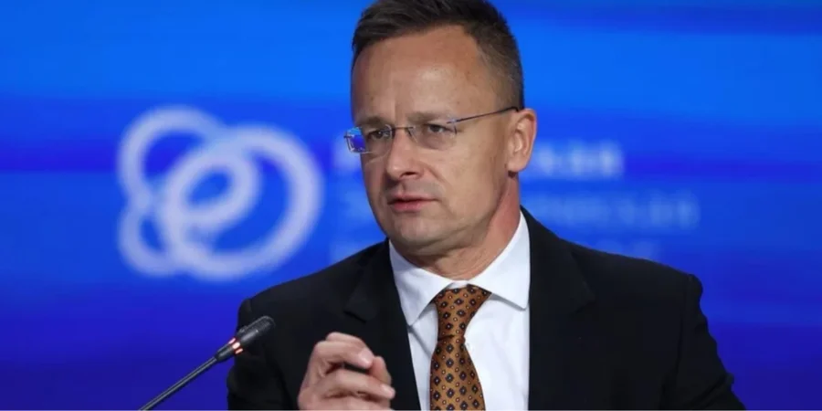 Як зазначає Telex, під час передвиборчих перегонів тезу про те, що опозиція втягне Угорщину у війну, неодноразово озвучувала партія Петера Сійярто — Фідес (Фото: REUTERS/Ramil Sitdikov)