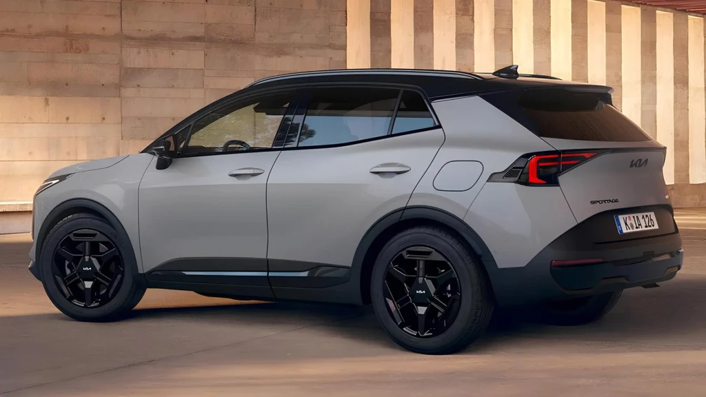 Кросовер KIA Sportage Black Edition у світлому кузові з чорним дахом, вигляд збоку ззаду