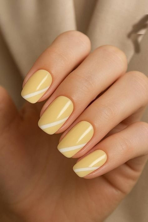 Масляно-жовтий манікюр