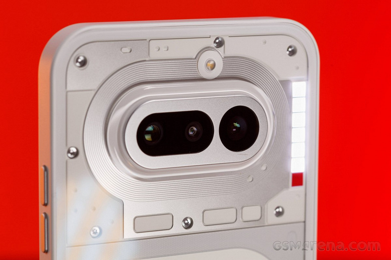 Прозорий корпус та фірмові гліфи. Фото: GSM Arena