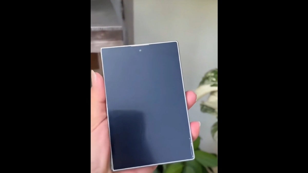 Було представлено зовнішній дисплей Galaxy Z Fold8 Wide, який демонструє ширше співвідношення сторін.