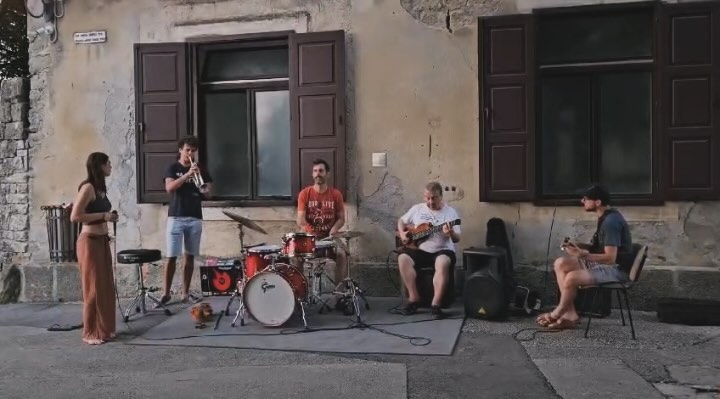 Ева Марія починала свою музичну кар’єру, граючи та співаючи просто неба
