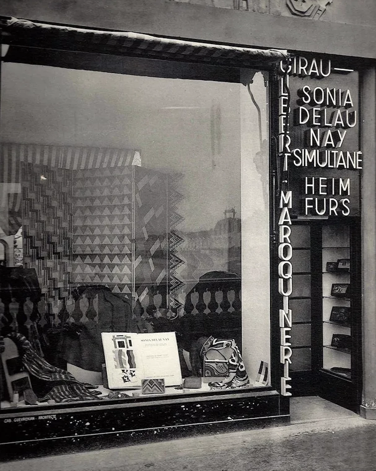 Соня Делоне, Boutique Simultanée, 1925 Фасад та вітрина, міст Александра III, Париж