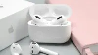 Навушники, що “бачать”: Apple готує AirPods із камерами та ШІ