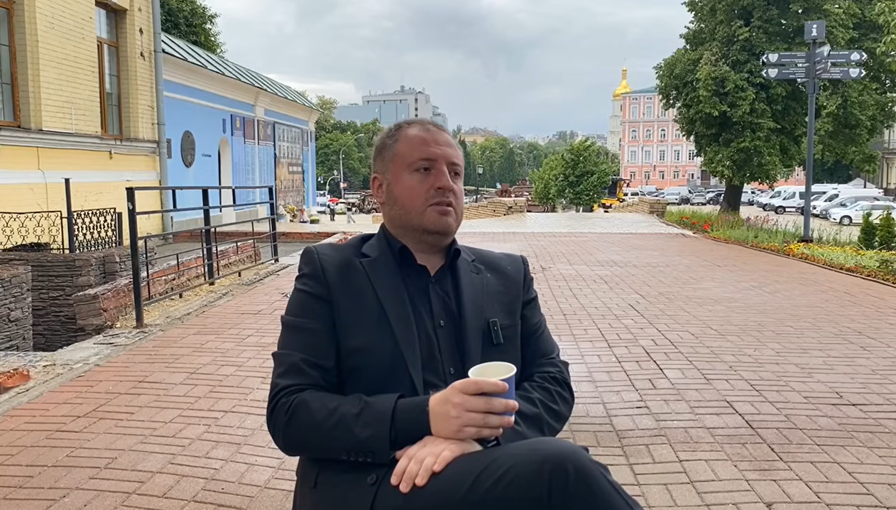 Роман Мрочко під час інтерв'ю / Фото Євгенії Вірлич