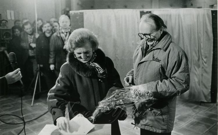1991 рік, кандидат у президенти України В’ячеслав Чорновіл і його дружина Атена Пашко на виборчій дільниці.