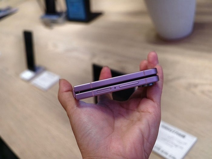 Galaxy Z Flip8 оснащений захистом IP48 від води та пилу