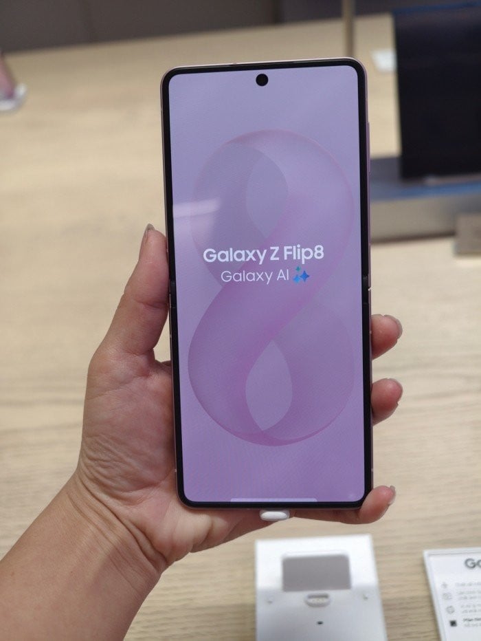 Samsung Galaxy Z Flip8 відрізняється рекордно тонким і легким дизайном