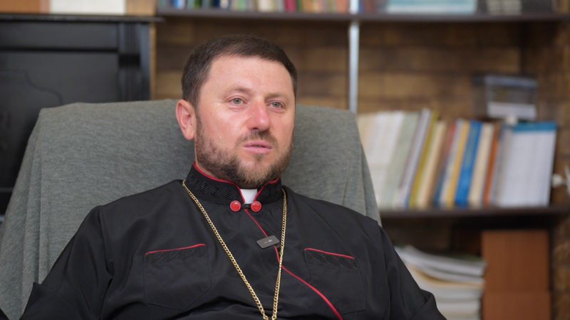Кардинал Микола Бичок крупним планом під час інтерв'ю