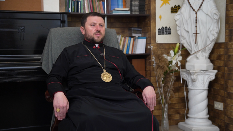 Кардинал Микола Бичок у кабінеті під час інтерв'ю