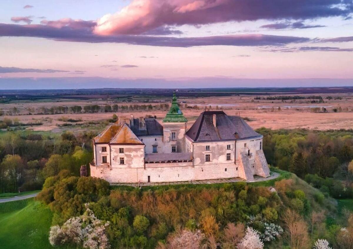 Олеський замок - чудовий вибір для осінньої подорожі