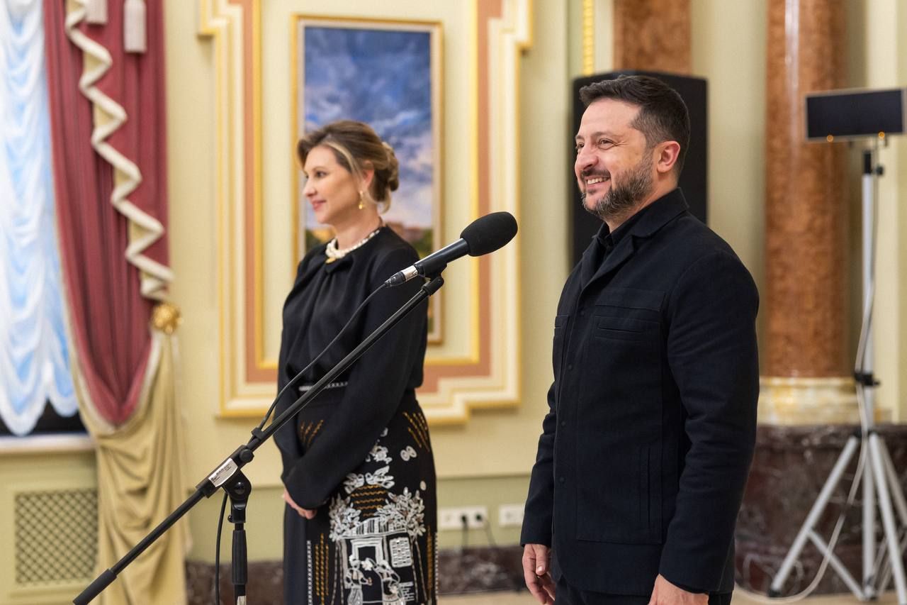 Перша леді вразила новим образом у чорному.