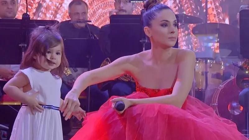 Коханка Саакашвілі та його позашлюбна донька - фото 906638