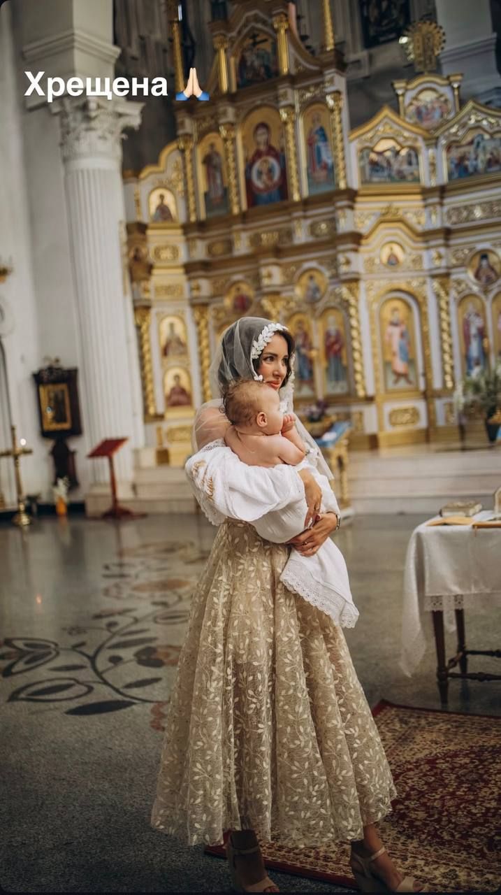 Маленька Кіра з хрещеною