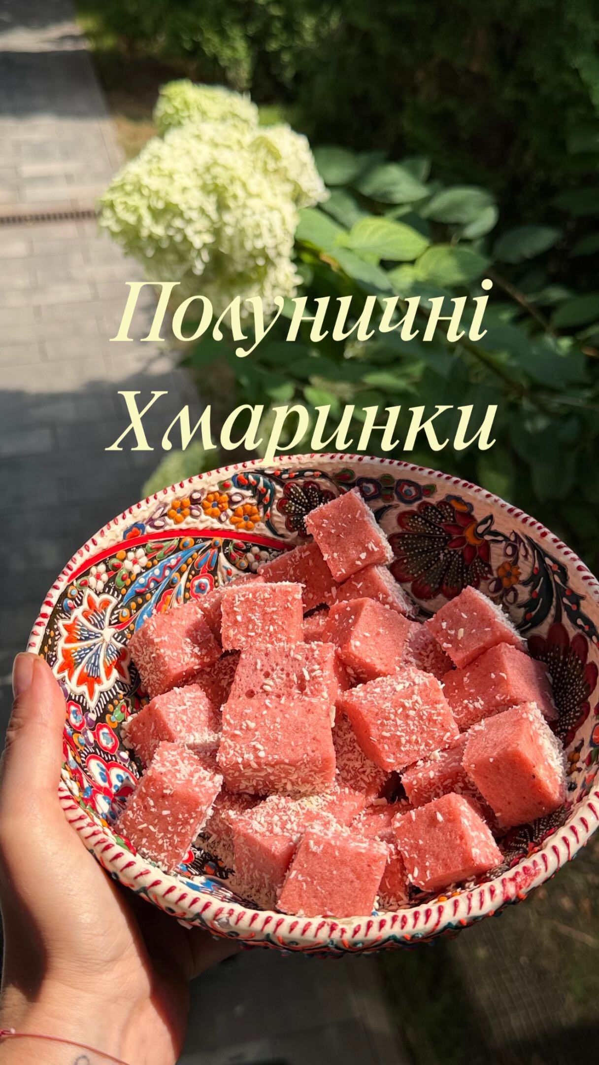 Ніжний полуничний десерт без випічки, який готується з полуниці, желатину та цукру Ніжний полуничний десерт без випічки, який готується з полуниці, желатину та цукру