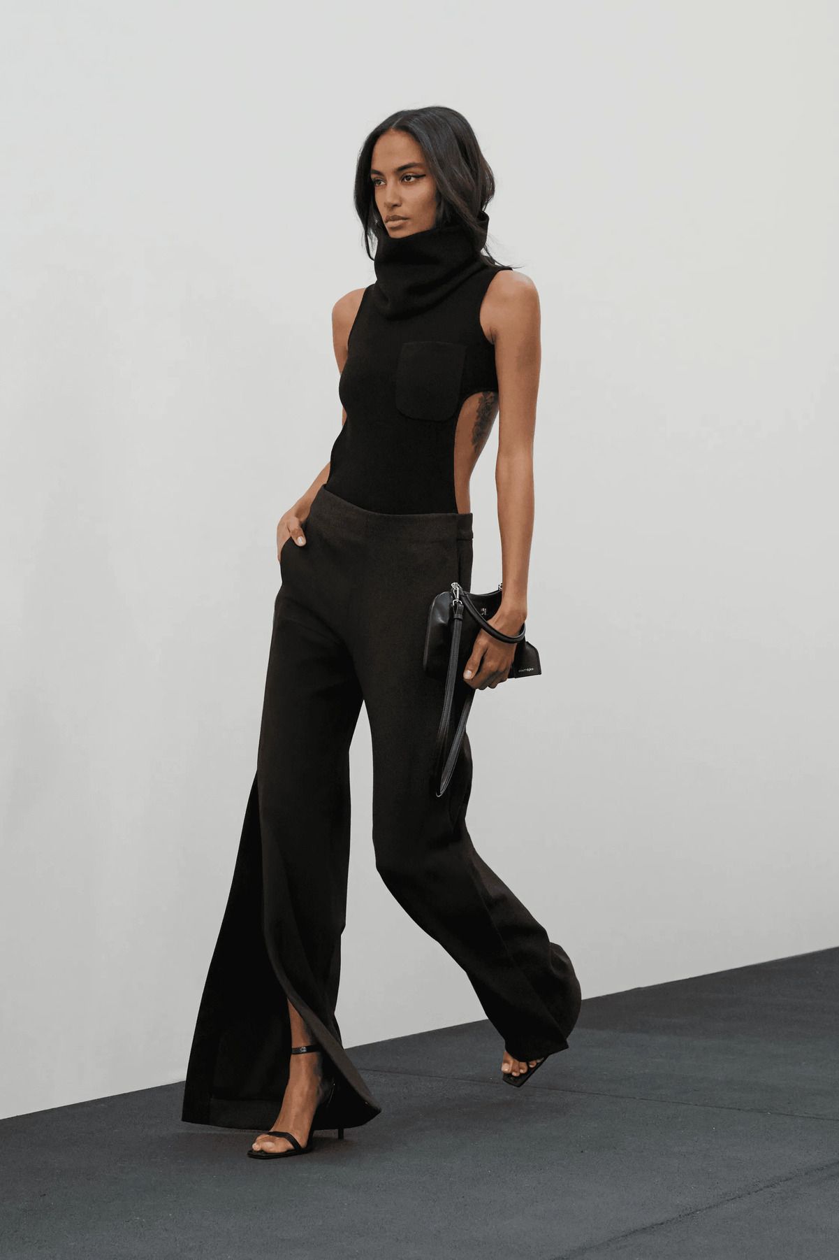 Усі підсіли на split pants - як носити тренд сезону. Усі підсіли на split pants - як носити тренд сезону.