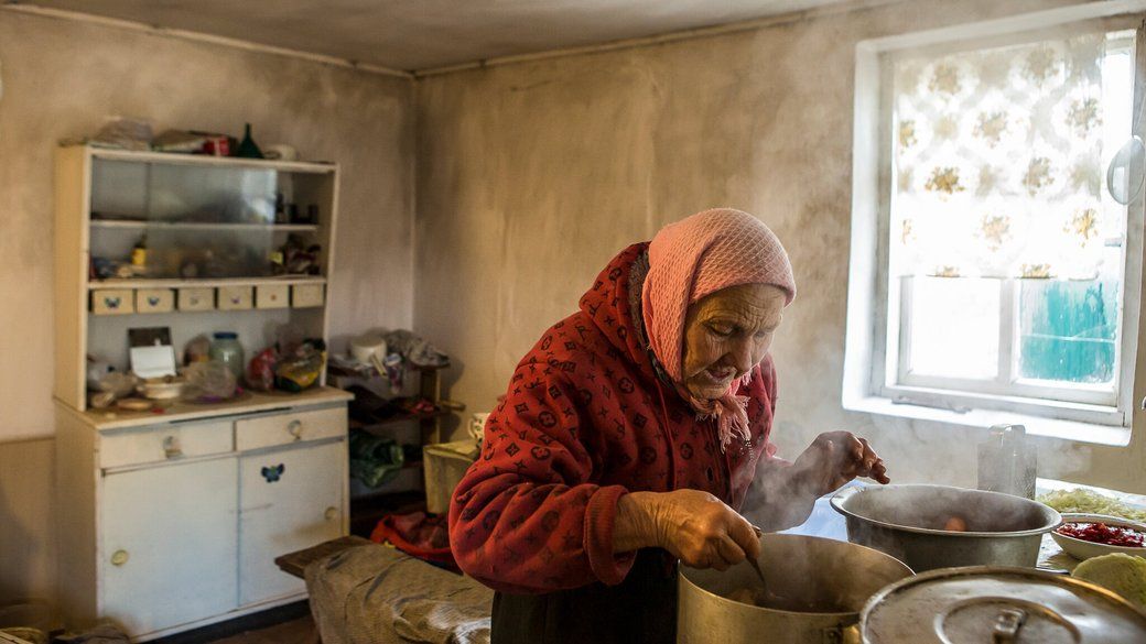 Українська бабуся готує борщ спеціально для спецматеріалу The New York Times - фото 910029