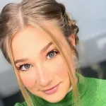 Чашка чаю, квиток на потяг, смартфон із повідомленням та букет на дерев'яному столі