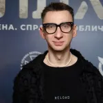 складене водійське посвідчення і штраф на столі без людей
