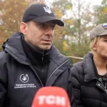 символічна сцена з маркованими валізами та коробками гуманітарної допомоги, без облич і логотипів