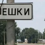 символічна сцена з гуманітарною допомогою та мапою на столі, без людей