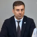 символічна композиція з валізою, переноскою для тварини і ковдрою, без облич