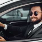 вінтажне дзеркало автівки, шкіряні рукавички та невеликий букет на теплом фоні