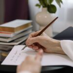 ручка на чистому аркуші під м'яким світлом