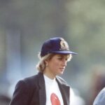 П'ять різних чобіт у стилі 1980-х на постаментах із м'яким студійним освітленням, без людей та тексту