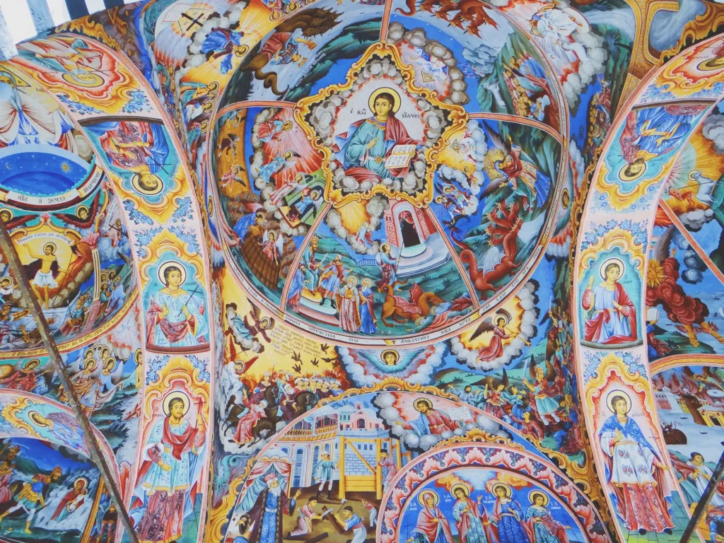 Покладений хліб, ложка і свічка на льняній серветці, осіння палітра
