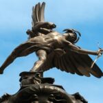 Символічна композиція з вишитої тканини, хліба і свічки, нейтральний фон