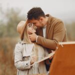 символічна предметна сцена з об'єктами, пов'язаними зі знаками зодіаку, без облич і тексту