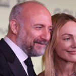 символічна предметна ілюстрація: оксамитова стрічка, рукавички та кіноплівка на темному фоні