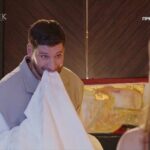 Мінімалістична сцена з пультом, трояндою і порожньою полароїдною світлиною