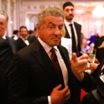 символічна кінематографічна сцена: хлопавка, об'єктив і мікросхема на нейтральному тлі