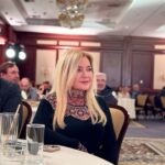 закритий сімейний альбом, обручка та судовий документ на столі