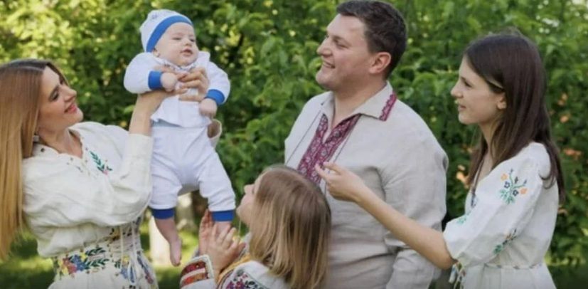 обручка на судовому документі поруч зі зів'ялим сімейним фото