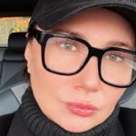 символічна сцена з дитячими черевичками на старій фотографії