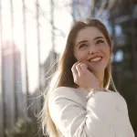 стильна натюрморт-композиція з осіннім листям, щоденником і каблучкою на текстурованій тканині