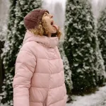 дві картки знаків зодіаку на дерев'яному підносі з чашкою та свічкою