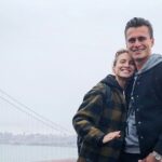Робочий стіл дизайнера з мудбордом, матеріалами та інструментами