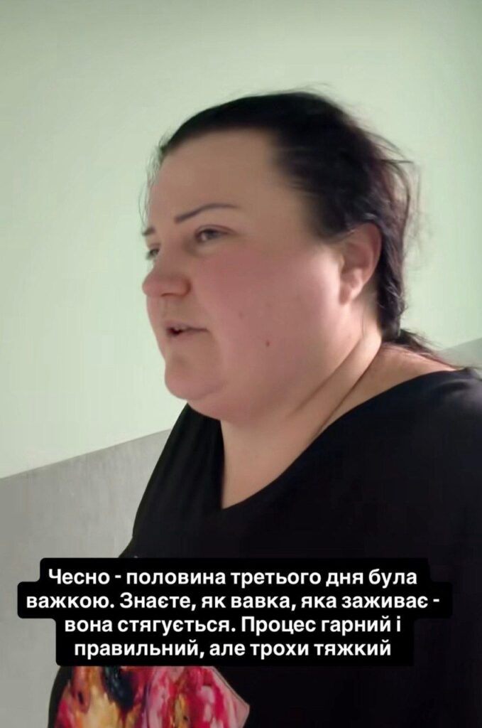 ліжко в палаті з вазою квітів і складеним нічним одягом