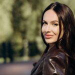 редакційна натюрморт-сцена зі сценарієм, трояндою і окулярами