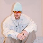 символічна сцена зі смартфоном та елементами в кольорах прапора України без облич