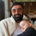 символічна сцена з дитячим мікрофоном і розкиданими нотами в м'якому теплому світлі