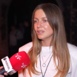 мікрофон, рукописні тексти та окуляри на текстурованій підкладці в м’якому світлі