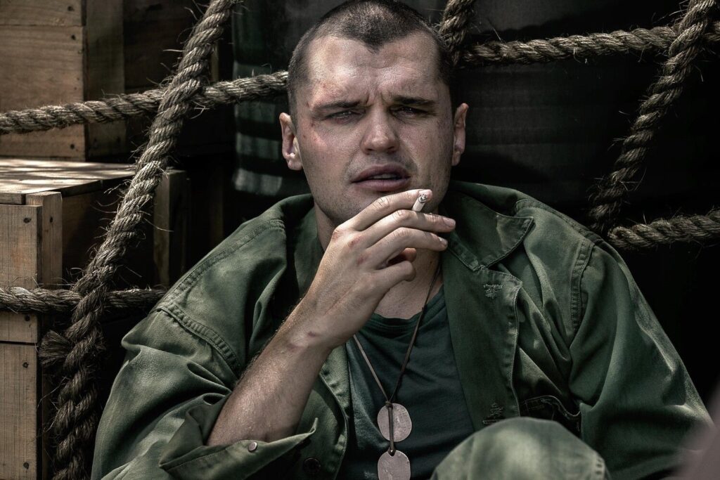 медичний піднос з інструментами і швами на кам'яній поверхні кар'єру