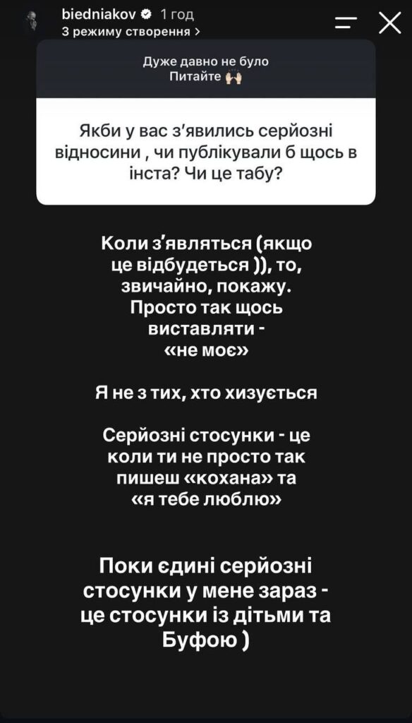 Ретро камера, окуляри та листок на дерев'яному столі