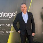 Символічна композиція зі гантелями, йога-матом і мискою фруктів українською